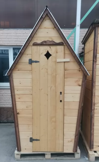 Туалет деревянный дачный двускатный с крышей из профнастила купить в Москве