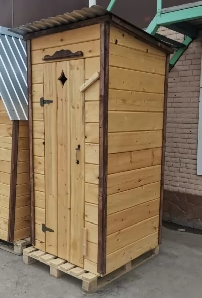 Туалет деревянный дачный односкатный с крышей из профнастила купить в Москве