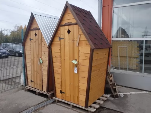Туалет деревянный дачный двускатный с крышей из профнастила фото