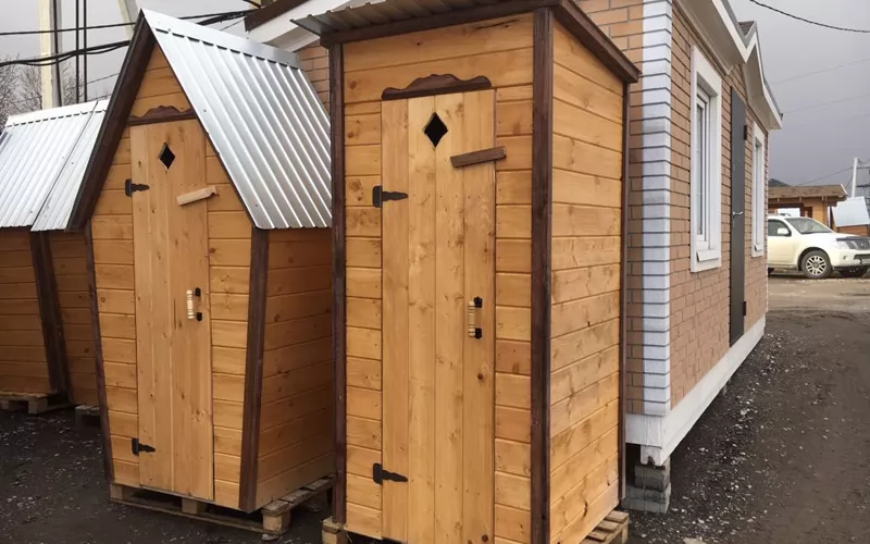 Туалет деревянный дачный односкатный с крышей из профнастила