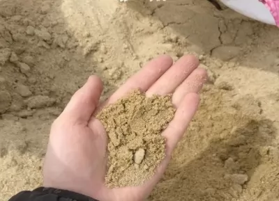 Песок строительный мытый  50 кг коричневый купить в Москве